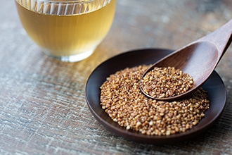 「でわかおり」の実をスプーンですくっている写真