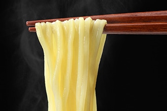 麺を箸で持ち上げている写真