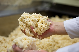 整形前の生地を片手でわしづかみにしている写真