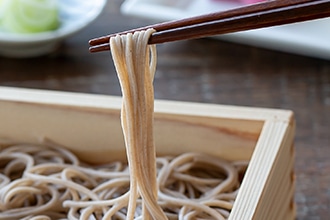 箸でそばを持ち上げている写真