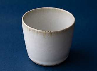 雪景色を想わせる白い色をした器の写真