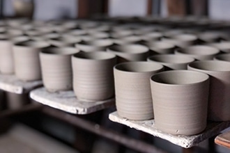 焼成前の器が沢山並んでいる写真