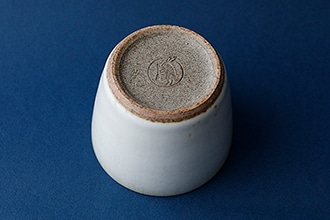 器をひっくり返した底面に卯月製麺のうさぎのロゴが入っている写真