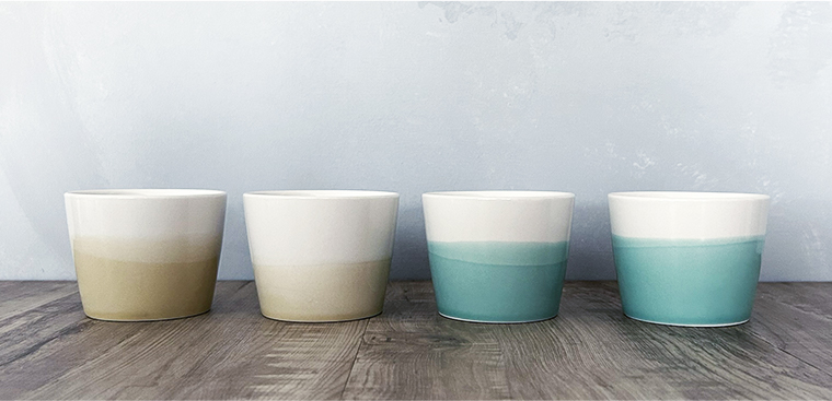 亜麻色と浅葱色の器を2つずつ並べて、それぞれ釉薬による模様の差異分かる写真