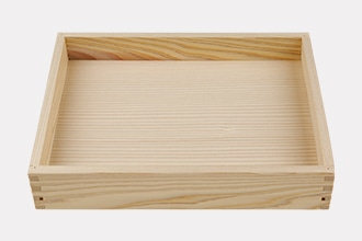 板そばの木箱の写真