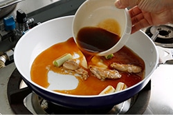 ①のフライパンに②で溶いたつゆを入れている写真
