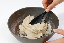 スプーンでかき混ぜている写真