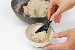 別の器に移している写真