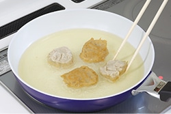 そばがきを油で揚げている写真