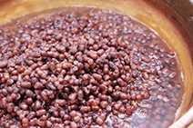 あずきを機械で練り上げている写真