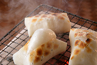 網で餅はやまがた 生きり餅を3つ焼いている様子の写真。表面にきつね色の焼き目が付き中央の餅はふくらんできている
