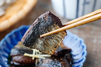 にしんのうま煮を箸で持ち上げている写真