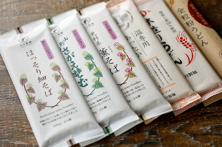 「ほっそり細そば」や「山形のさがえそば」「薫そば」などの卯月製麵の袋麺を並べている写真