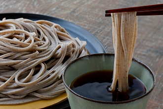 つゆにさがえそばをつけている写真