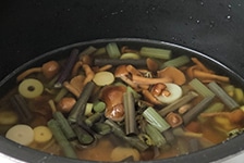 炊飯器に山菜を入れた写真