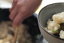 炊きあがった炊き込みご飯を椀によそいでいる写真