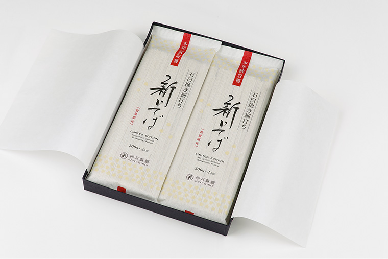 箱に詰められている商品の写真、2つ並んで箱に詰められている