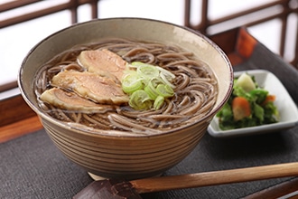 冷たい肉そばの写真