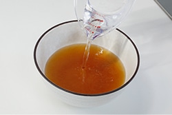 鶏だしスープを取っている写真