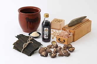 本かえしつゆに使用している昆布や鰹節、しいたけなどの原材料の写真