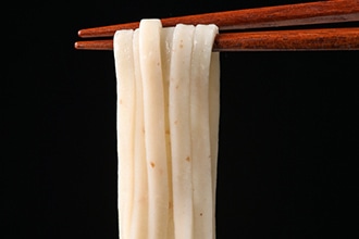 箸でうどんを持ち上げている写真